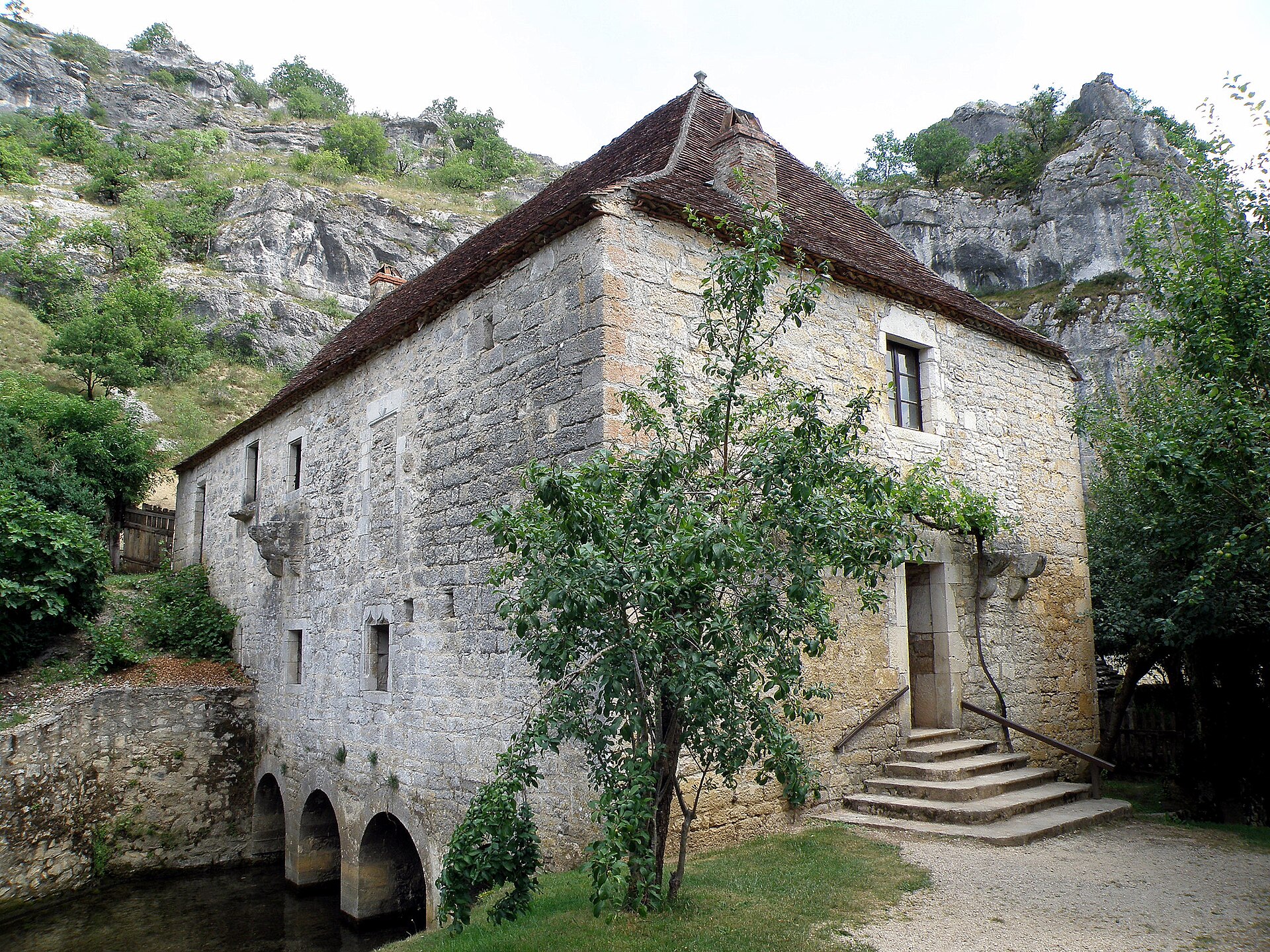 Moulin et bief de fuite maçonnés