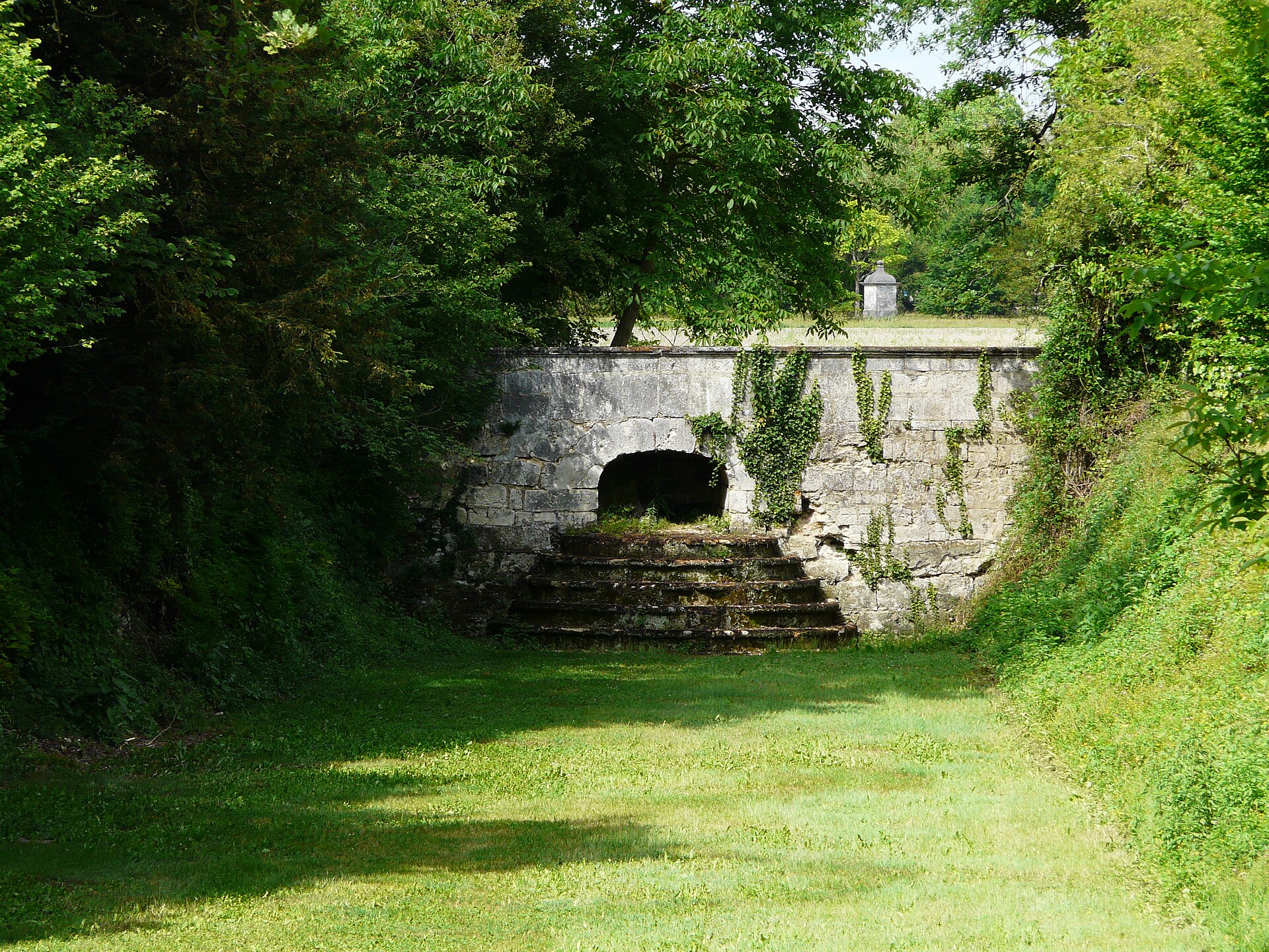 Ouvrage en marches d'eau maçonnées