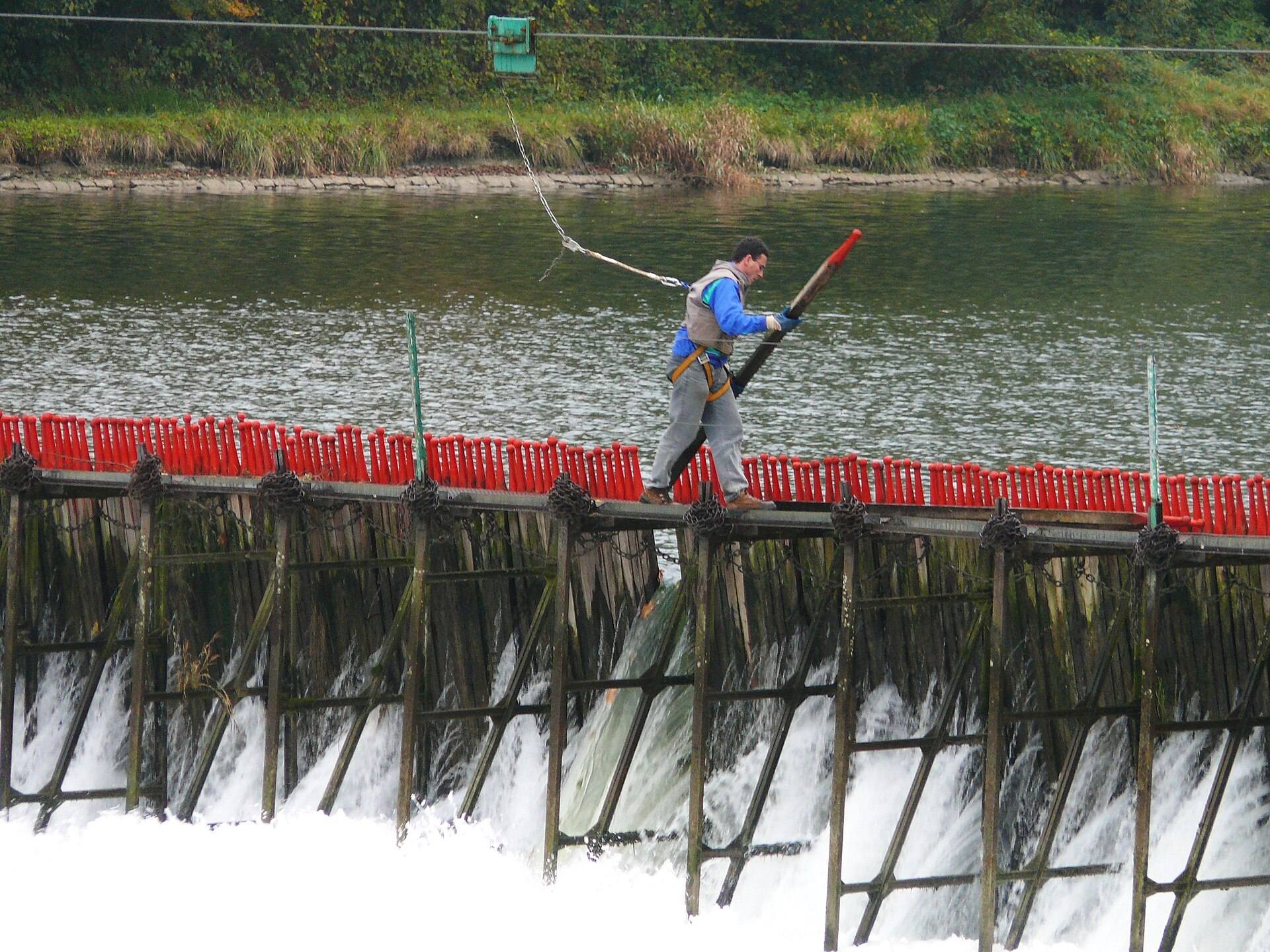 Barrage à aiguilles et seuil en rivière