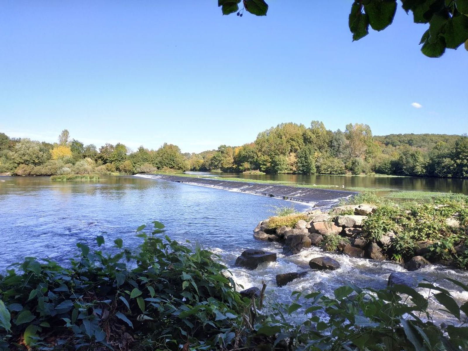 Ancienne écluse et seuil sur la Vienne