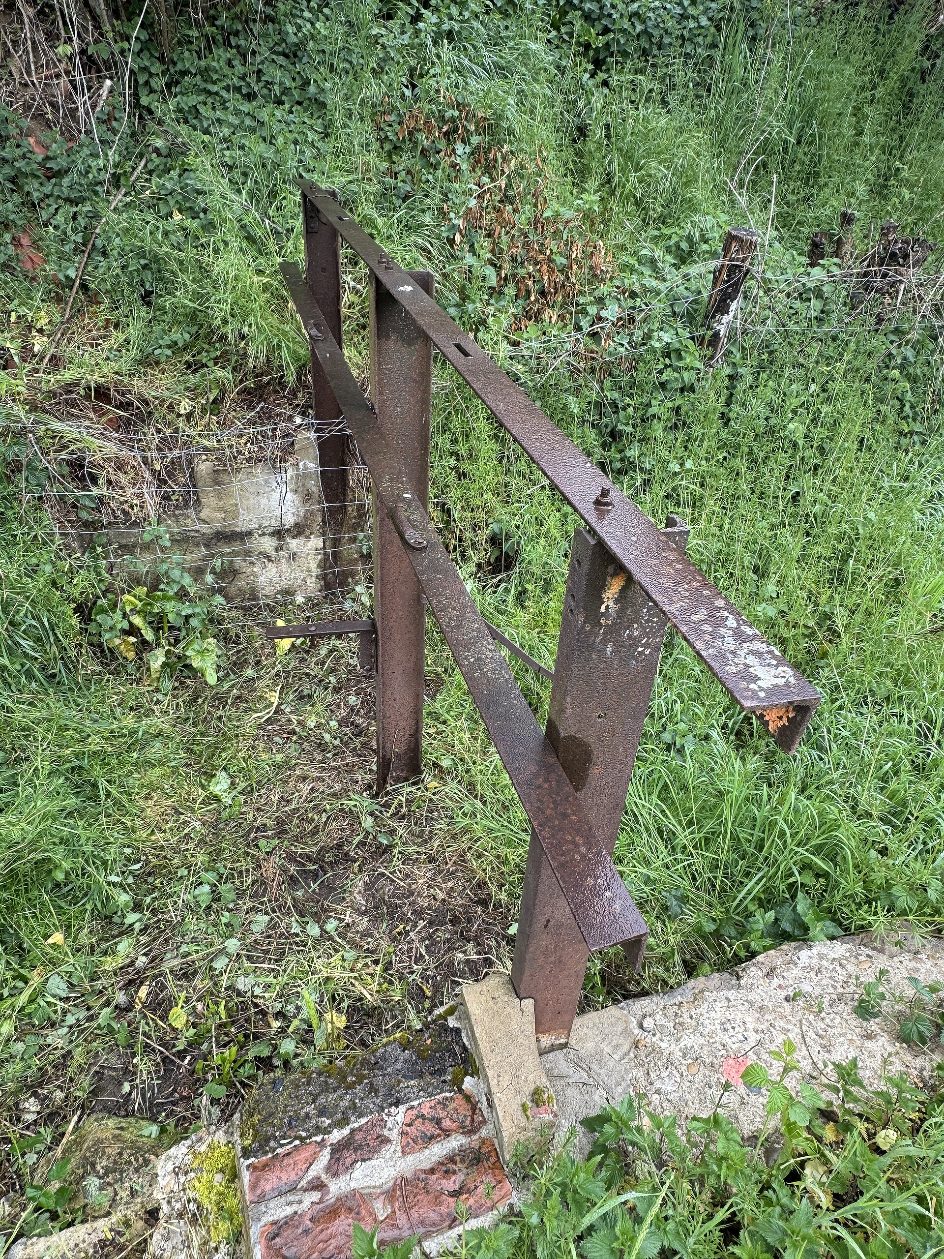 Ouvrage de vanne et maçonnerie au fil de l'eau